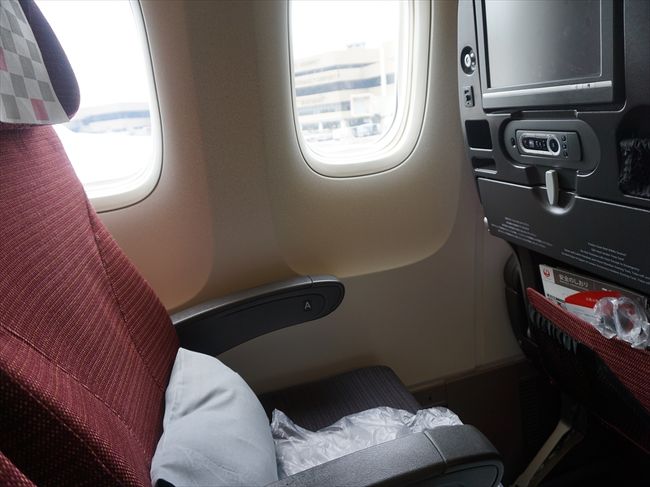 帰りはラッキー！！<br />２-３-２の２通路側を取ってたら、<br />隣が居なかったー！！<br />嬉しい(≧∇≦*)<br /><br />嬉しすぎて写真を撮る。笑