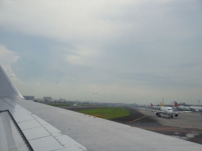 ３０分くらいで飛び立てた。<br />良かった、飛んで。<br /><br />そして日本語が通じるＪＡＬで安心でした。笑