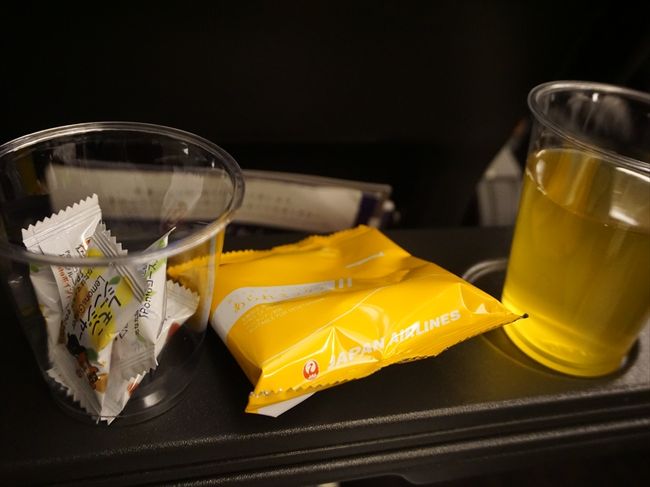 そして途中おやつも頂く。*^^*<br /><br />やっぱりＡＮＡが人気なのかな。<br />マニラ側も新しく近い空港だし、日本も羽田だしね！<br /><br />この日のＪＡＬは搭乗率５～６０％くらい？