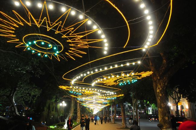 湖の東側の歩道は派手な電飾で飾られていました。