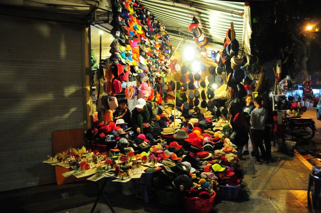 ホアンキエム湖の北側のにぎやかな場所にやってきました。<br />このあたりがハノイで一番猥雑で楽しそうな場所です。