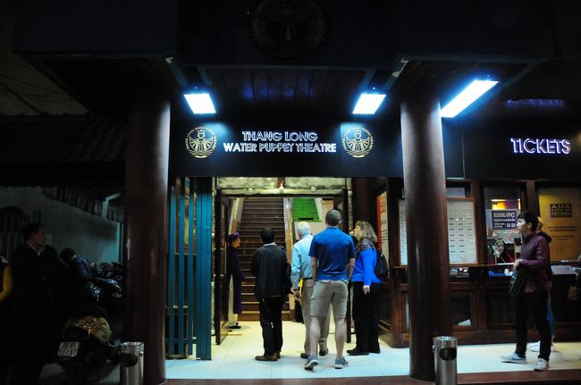 ここタンロン水上人形劇場で明日のショーを予約。<br />さすが年末で混んでいたので予約が取れたのは午後9時15分開演のものでした。<br />100,000VND。