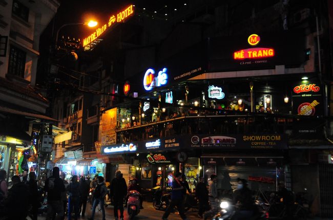 午後9時30分、お腹が空いたのでこのお店GECKOで夕食にします。<br />2階のカウンター席に陣取りました。<br />外人さんたちに結構人気のお店でした。