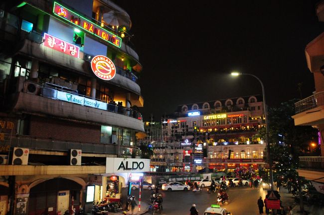 カウンター席から見えるのはこんな風景。<br />ハノイの喧騒を楽しむには絶好の場所。