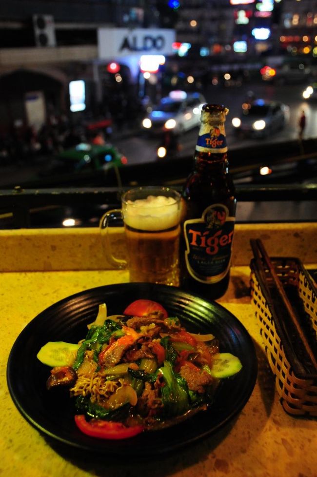 注文したのは牛肉やきそばFried Egg Noodle with Beef75,000VNDとタイガービール56,000VND。<br />おいしかったし物価が安いので大満足。