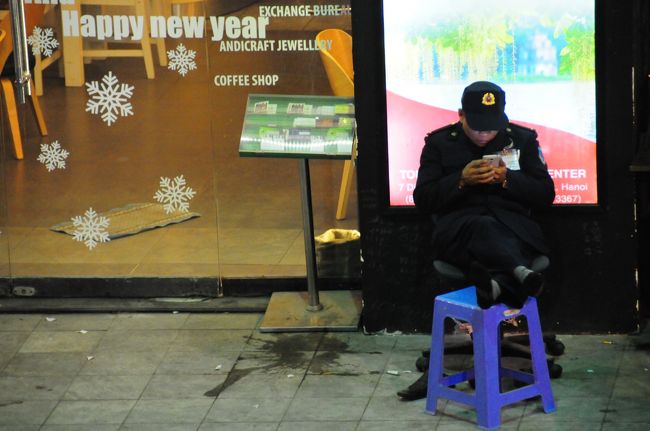 スマホに興じる警備員