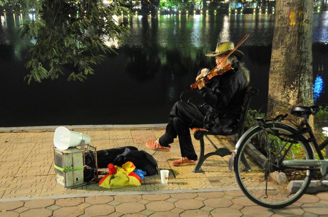 湖の西岸でヴァイオリンを弾くおじさん。<br />今日はここまで。。。