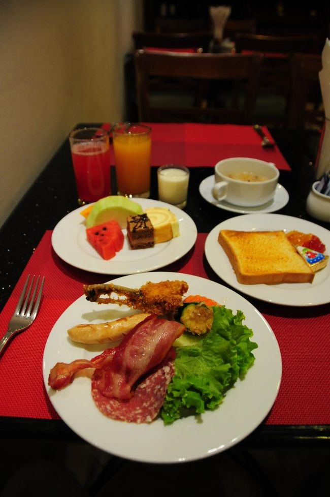 今日はハノイの街歩きの日。<br />あいにく天気は悪そう。。。<br />とりあえずホテルの朝食を頂きます。