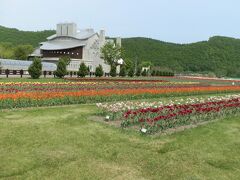 　向うに見える異様なデザインの建物は［ふるさと館JRY（屯田歴史博物館）］です。

　湧別町を開拓した屯田兵の博物館です。本物の屯田兵屋や精巧なジオラマは必見です。フェア期間中は観覧料が半額の大人200円、高校120円、小中学100円。