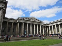 大英博物館に移動。日曜日の夕方ですが、かなり混雑しています。