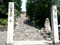 腹ごなしに徒歩で伊佐爾波神社へ移動

階段長いです……