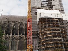 ずっと改修中と噂の世界遺産。
『ノートルダム大聖堂』

パリと同じ名前(゜_゜)

全体像が見れず、なかなか残念です。