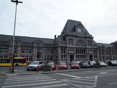 徒歩10分ほどで駅に到着です。

窓口で切符を買うのに多少苦労し･･･
（年齢聞かれるとは･･･アジア人幼いから何歳かわからないてか･･･)

自販機でジュースを購入し、ホームへ。