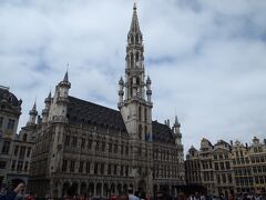 あっという間に到着です！

グランプラス！

ちょっとばかし雲が多いのと
写真におさまりきらない大きさと
4周の建物群を見せれないのが残念ですが


すごい！
の一言です。

圧倒されます。