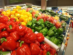 スーパーに到着です。

海外で外せない場所。現地スーパー。笑
見たことないものが多くて楽しいです^^

野菜もカラフル♪

カートは日本みたいに押す式ではなく
引っ張る形式。ゴロゴロと。笑
棚にひっかかって仕方ない(--;)