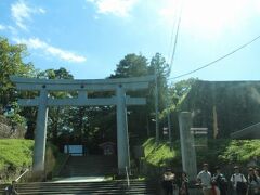 青葉上中腹の仙台城址まで来ました。入り口が護国神社なんですね。ここは次回、ダー（夫）と散策するほうが似合いそうなので、今回はパスろう～。