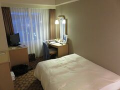 福井市内に突入

本日のお宿、ホテルフジタ福井

荷物を置いて夜の街へ