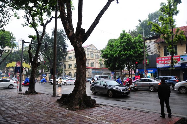 朝食後ホテルから西方向に向かいます。<br />雨が降ったり止んだり。