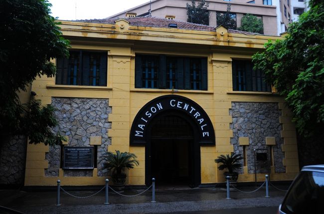 とりあえず雨に濡れない場所へ。<br />ホアロー収容所にやってきました。