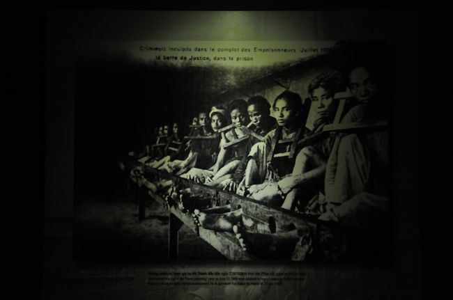 足枷だけでなく首にも。。。<br />意外に若い人が多い。