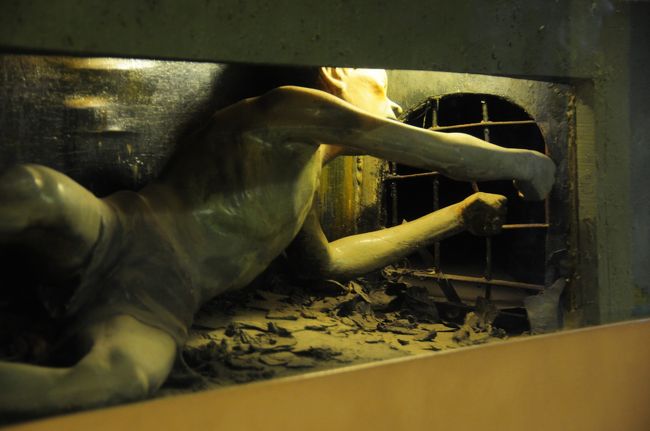 排水溝を伝って脱獄する様子