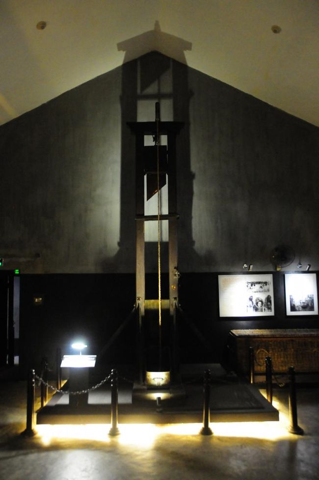 不気味に光っていたのは、ギロチン。。。