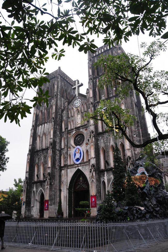 収容所の次は降り続く雨の中を歩いてハノイ大教会へ。