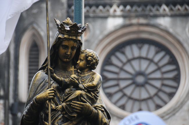 イエスを抱くマリア像