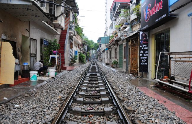 大教会の次には、線路沿いの長屋へ。<br />場所はハノイ駅の北東側。<br />電車の便はかなり少ないらしいし、特に咎められる様子もないのでゆっくり線路の上を歩きます。