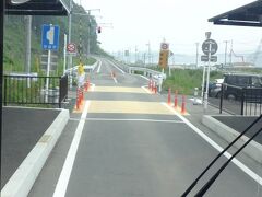 ひとつ峠を越えて、陸前戸倉駅からはもともとの線路を舗装した専用道に入る。