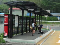 本吉駅。
ここから本数が３０分間隔になる。
次の駅の途中まで専用道。