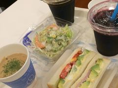 まずは羽田空港で軽く昼食、ぶどうジュースとマシュルームスープがおススメです！
イートインスペースも広くて落ち着きます
