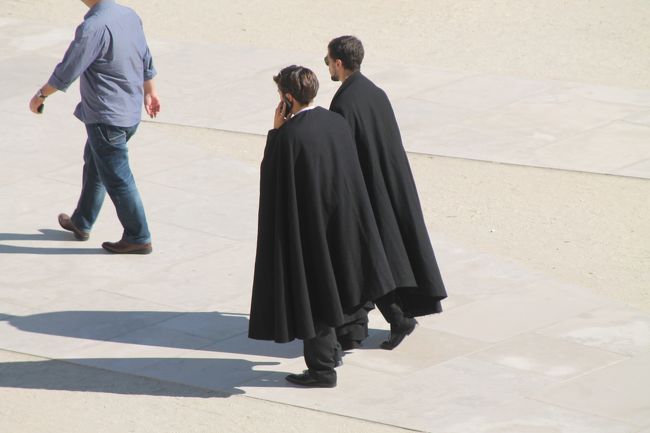 学生の制服は、上下黒のスーツに黒マント。この時期はまだ暑そう。<br />人気のある学生は裾がちぎれているらしい。この2人はきれいなままだった。