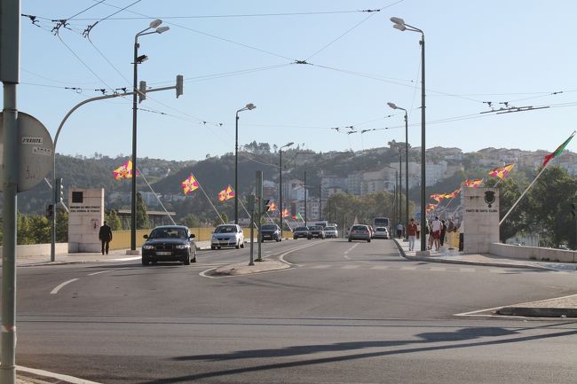 モンデゴ川にかかるサンタクララ橋の両脇には何かあったのか旗が掲げられていた。<br /><br />コインブラ、我々は２時間程で観光終了してしまったが、小さな見所は他にも数ヵ所あったのでやはりもう少し時間が欲しかったかな。がしかし、専用車の使用には時間に限りがあるので仕方ない。<br />今日の最終目的地であるアヴェイロへ向かう。