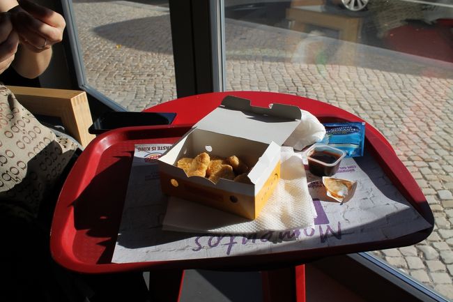 ランチの時間を削って観光した我々。さすがに少々腹が減りナゲットを購入して腹の足しにした。