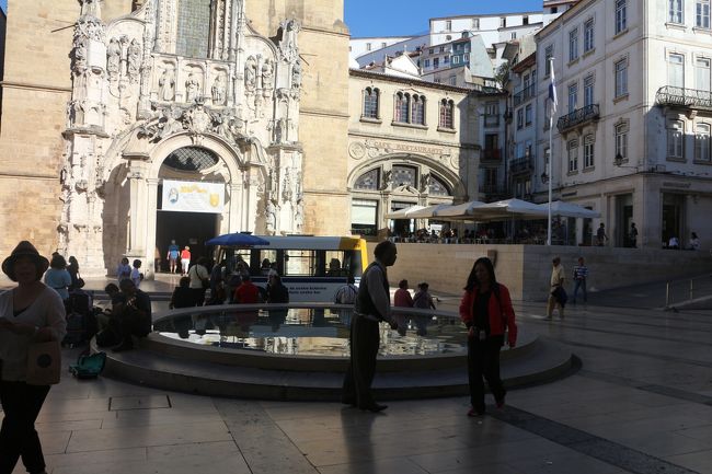 5月8日広場とサンタ・クルス修道院。ここがこの街の商業中心地らしい。