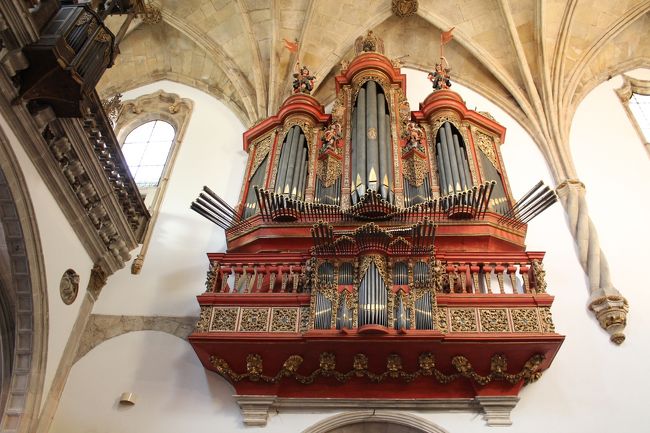 ここのパイプオルガンは色がめずらしかった。ポルトガルの教会はアズレージョはもちろん、装飾タイルを多く使っていたりと色があって見ていて楽しい。