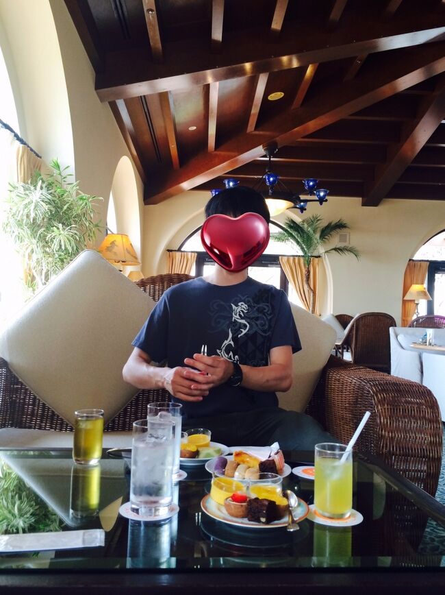 13:00  お出かけ前に、ツアー特典のラウンジ『アリアカラ』スイーツバイキングへ<br />シークワーサージュースやスイーツを色々ゲットU・x・U♡<br /><br />朝いっぱい食べたので、こちらをお昼代わりに<br /><br />時間的に空いていて、ゆったり出来ました。<br />種類は多くないけれど、一つ一つが美味しい！<br />