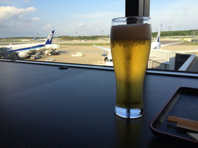 まずは成田空港のANAラウンジ。ここのラウンジはいつも混んでます。