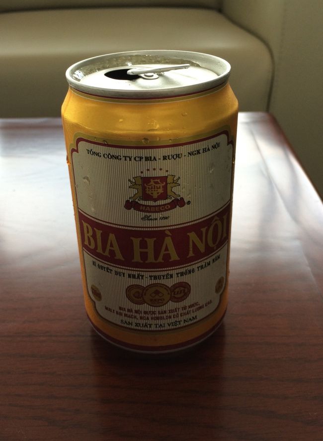 空港のラウンジにて。ビアハノイ。こちらの方が飲みやすい印象でした。