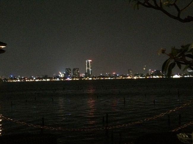 ハノイはもう少し田舎のイメージを持っていましたが、こうして夜景をみると高層ビルも多い印象です。