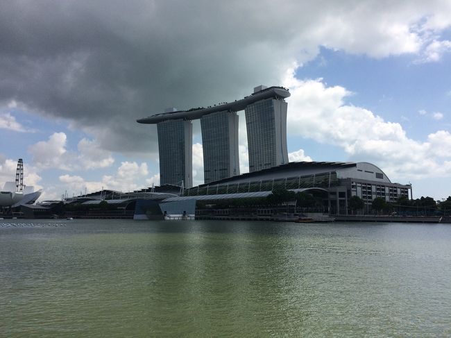 少し離れたところからも撮ってみました