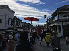 　朝５時半に自宅を出発して、長野に向かいます。
　善光寺の入り口に行ったとき、湯福神社の「御柱祭」の最中でした。24年ぶりだそうです。
　