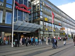 駅前には、超巨大ショッピングセンターのノルドスタンがありまして、本日のお宿のグランドホテルオペラさんもノルドスタンの一部なの。
さらにスカンディックエウロパというホテルも入ってるくらいの巨大さ。
なんてったって、100ｍ×300ｍくらいの敷地なもんでね。
こん中になんでも揃ってますだ。