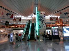 今日は羽田空港から出発します。

朝７：３０出発のＣＡ、中国国際航空で北京乗換でバンコクへ行きます。

ＨＩＳで激安のチケットを買ったので･･(^^;)

朝６時前なので空港はガラガラでした。

