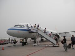 あっと言う間に北京に到着です。

沖止めでバスでターミナルへ移動します。