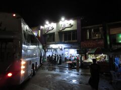 　一旦ホテルに戻り、アウンミンガラ－バスセンタ-へ(ホテルから7000K)。今回は、JJ Express Bus (3列シ－ト)でバガンです。
　JJ Express Busは、ネットで予約が可能ですが、手数料が4＄で、支払いが「Pay Pal」かクレジットを利用した「Pay Pal」払いです。予約をすると１日以内にメ－ル(バスチケット)が来ました。　できれば Pay Palでなければもっといいのですが。
　予約サイト：　http://myanmarbusticket.com/