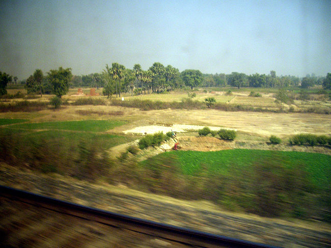 インドの朝の車窓からの景色には独特のものがある。<br />畑や野原にしゃがみ込む人たちの姿をあちこちで目にすることになります。<br /><br />これは朝の用便をする姿で、トイレのない家が多い地方での風物詩といったところ。<br />広い野原での用足しは解放感いっぱいで気持ちいいだろうな。