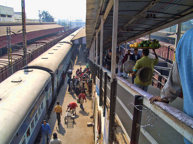 無事ガヤ駅に着いて一安心。<br /><br />インドの鉄道は乗り降りが大変だ。<br />自分が乗る車両を探すのも一苦労ですが、乗り過ごさないようにと降りる駅を確認するのにも難儀します。<br /><br />途中何でもないところで数十分停まったりするので、時間はあまり当てにならないが、一応時刻表で到着時刻の目星をつけておき、停車する駅名に注意したり、近くのインド人に聞いたりして確認します。<br /><br />英語もまともにできない個人旅行初心者の私にとっては、インド鉄道は難易度が高い。