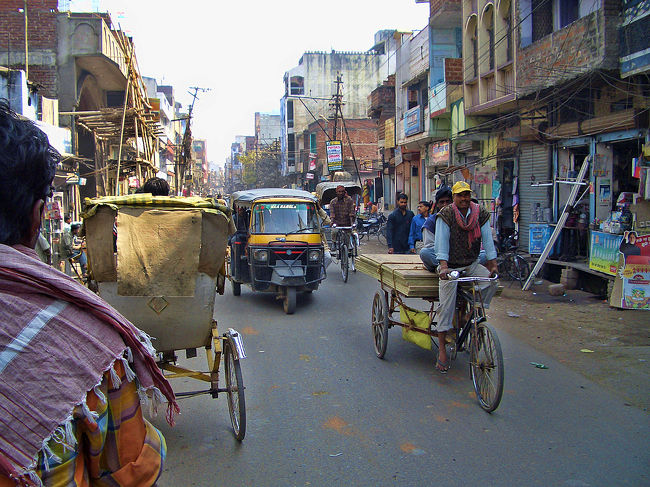 ガヤの町をバス停へと向かうサイクルリキシャ。